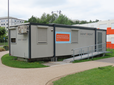 915018 Afbeelding van een 'Dent|Rent-cabin' in gebruik bij het Centrum van Bijzondere Tandheelkunde, op het voorterrein ...